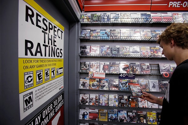 10. "Video oyunları ve filmler gibi kullanılmış ürünler satan bazı mağazalar, çalıntı olduğunu bilseler bile ürünleri almak için para öderler."