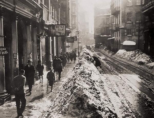 2. İstiklal Caddesi'nde kış, İstanbul, 1929.