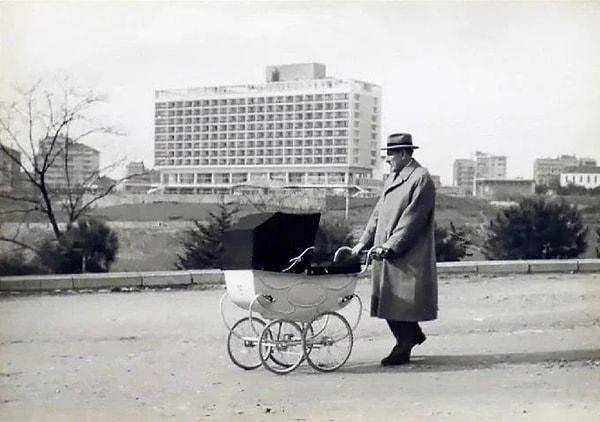 8. Maçka Parkı'nda bebeğini gezdiren baba, İstanbul, 1957.
