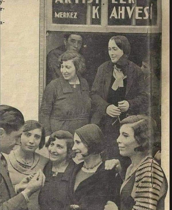 14. Artistler Kahvesi, İstanbul, 1935.