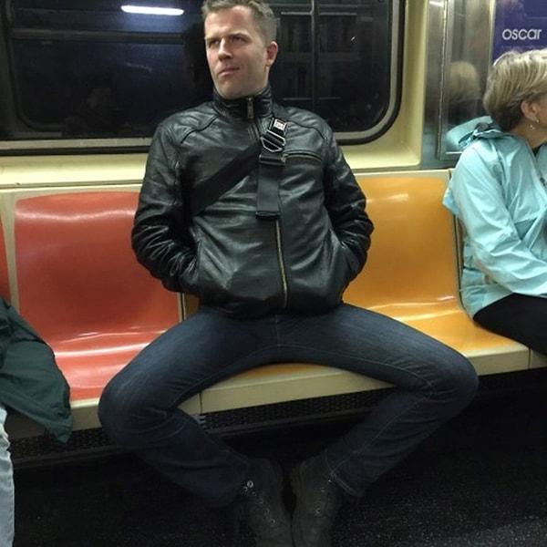 Toplu taşımada başka yolcuları rahatsız etmeden oturmak bir görgü kuralıdır ve herkesin buna uyması gerekir. Özellikle erkekler "bacakları aşırı açıp" oturmalarıyla bu konuda oldukça eleştirilir.