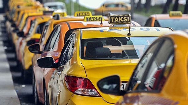 Trafikte taksiciler ile motosiklet sürücüleri arasındaki yol tartışmaları sık sık gündeme geliyor.