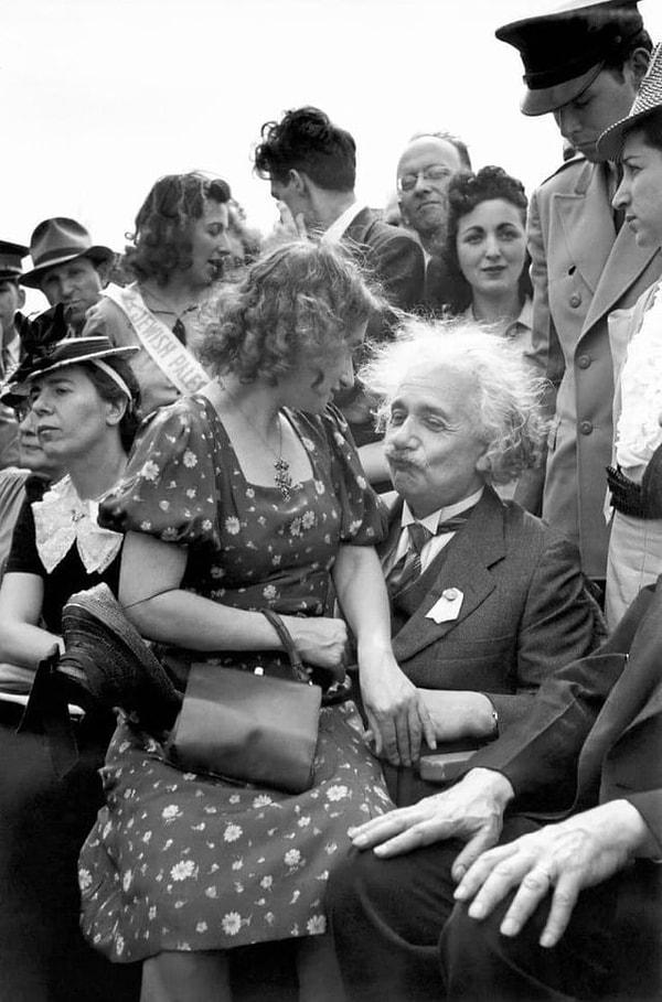 15. 1939 yılında New York'taki bir fuarda Albert Einstein👇