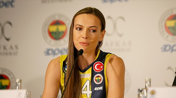 Fenerbahçe Başkanı Ali Koç bugün yaptığı açıklamada, kadın voleybol takımının kaptanı Eda Erdem'in heykelinin dikileceğini duyurdu.