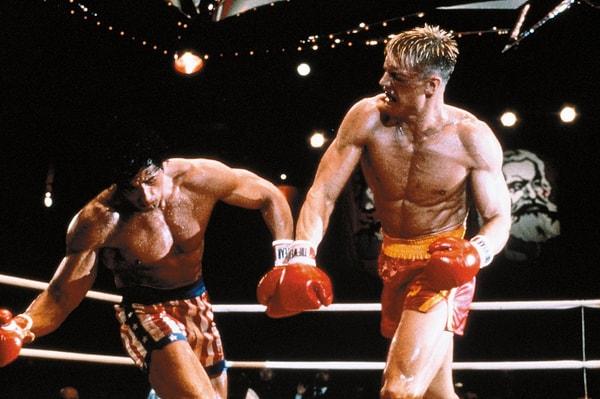 12. Dolph Lundgren'in canlandırdığı Drago, dövüş sahnesinde Stallone'a öyle sert vurdu ki Stallone'un kalbi kaburga kemiklerine çarparak şişti ve acil tedavi gerektirdi.