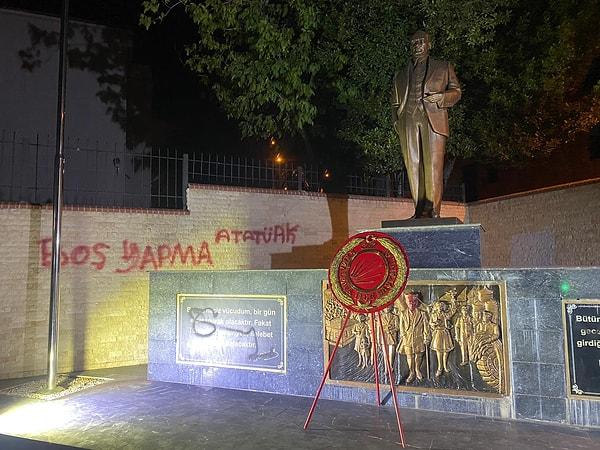 Anıttaki Atatürk kabartmasının üzeri ve "Benim naçiz vücudum bir gün elbet toprak olacaktır. Fakat Türkiye Cumhuriyeti, ilelebet payidar kalacaktır" sözü ile "Mustafa Kemal Atatürk" imzası da kırmızı boyayla karalandı.