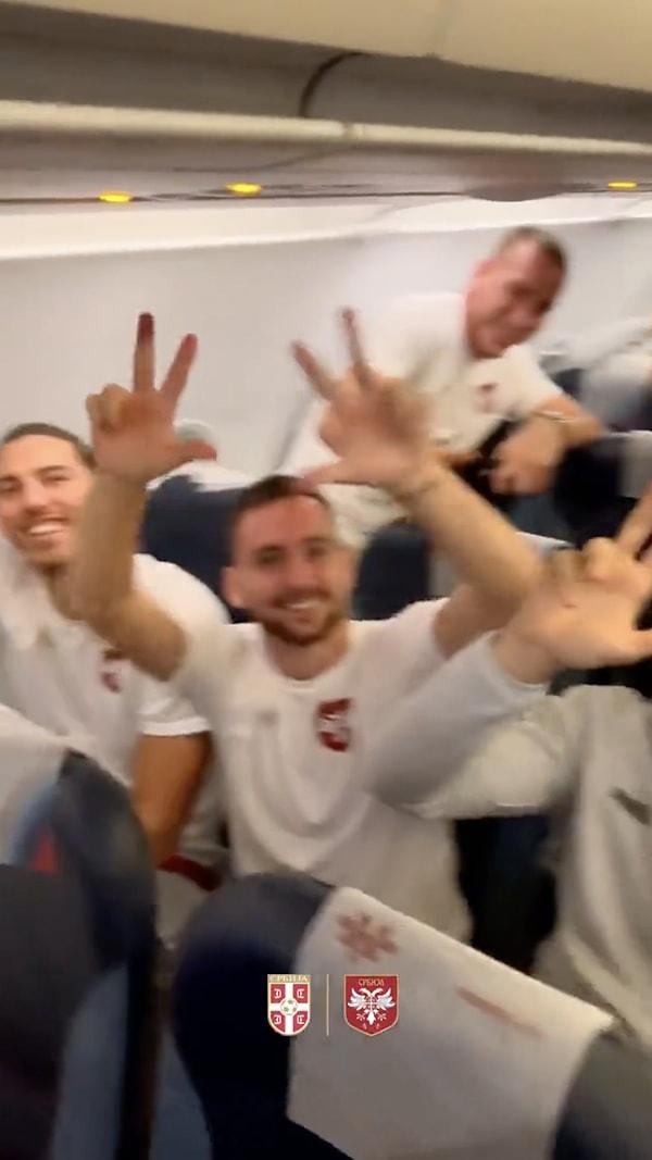 Tadic'in 3 parmakla yaptığı selamı bazı takım arkadaşları da yaparken, bir kısım futbolcu bu selamı vermedi.