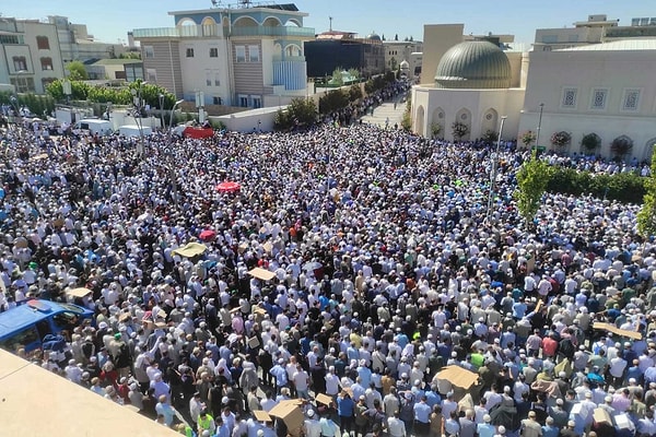 Cemaatin dergâhları ile külliyelerinin diğer kardeşlerin kontrolünde olduğu kaydediliyor. Bu yüzden de ülke genelinde cemaate ait binaların Muhammed Saki Elhüseyni’ye bağlı cemaat mensuplarına kullandırılmadığı bildiriliyor. Zaman zaman kavgaya varan gerilimlerin yaşandığı da edinilen bilgiler arasında.