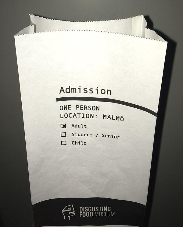 Müzeye giden kişilere girişte bilet yerine bir çeşit "kusma torbası" veriliyor.