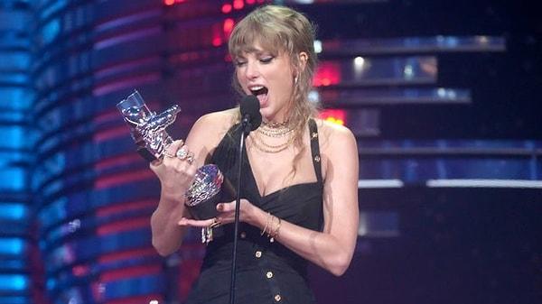Müzik dünyasının en iyilerinin seçildiği törene toplamda 9 ödül kazanan Taylor Swift damgasını vurdu.