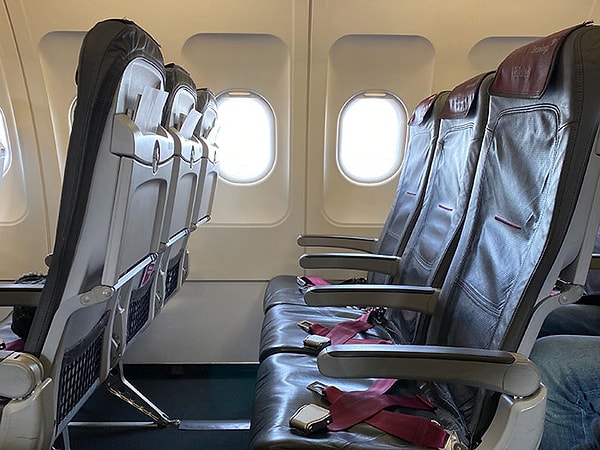 13. "Uçakta koltukların arasındaki genişlik..."