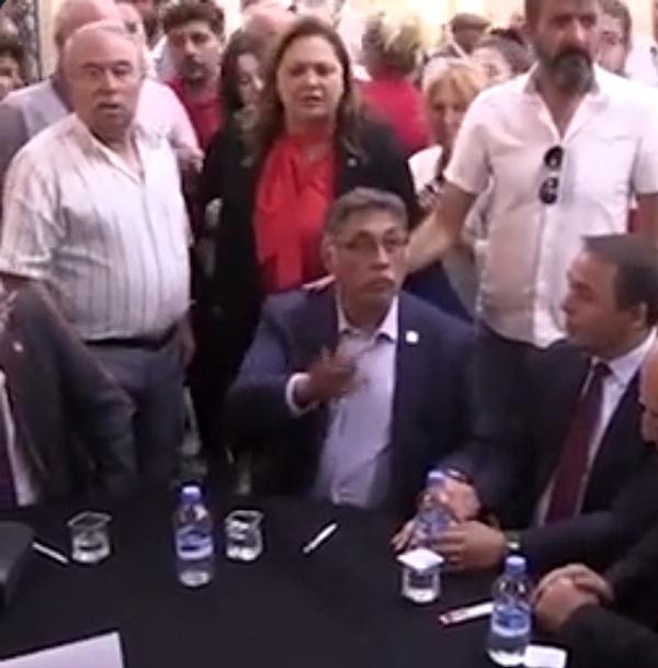 Bu sırada salonda bulunan Burcu Köksal, CHP Kastamonu Milletvekili Hasan Baltacı ile CHP Kastamonu İl Başkanı Hikmet Erbilgin’in oturduğu masaya yönelerek bağırmaya başladı.