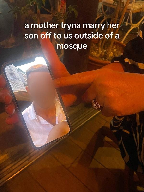 Bir teyzenin telefondan oğlunun fotoğrafını gösterip, caminin önünde kızları gelini yapmaya bile çalışmış...
