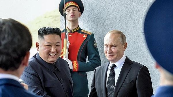Putin ile Kim Jong-un, Rusya'nın doğusunda bir araya geldi. Zirvenin ana gündem maddesi silah ticareti oldu. Ancak görüşmede en dikkat çeken ayrıntı Kim Jong-un'un oturacağı koltuğun temizlenmesi oldu.