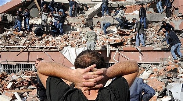 Türkiye'de 24 kentin doğrudan fay hatlarının üzerinde bulunduğunu açıklayan Görür, “Türkiye’de çok büyük yerlerde 7 ve üzeri deprem beklemek mümkün. Bunu kabul etmek gerekiyor. Türkiye’nin her yerinde, her an 7 büyüklüğünde deprem olabilir. Bunu kabullenelim. Bunların olmadığı yerleri ancak biz iğneyle ararsak size söyleyebiliriz. 23-24 kentimiz doğrudan doğruya fay hatlarının üzerinde oturuyor. Yani bu kentlerin içinden geçiyor bu faylar. Bu şehirler gerçekten riskli.” dedi.