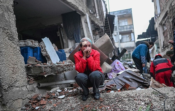 “İstanbul depreminin yıkımı inanılmaz boyutlarda olacak” diyen Görür, “Afetin bize yükü ilk anda 120-150 milyar dolarları geçecek. Beni asıl korkutan, bütün Marmara Bölgesinde ekonomi ve ekonominin çarkları duracak. O olduğu zaman üretim olmayacak, ihracat olmayacak, ithalat olmayacak, turizm olmayacak, gelen olmayacak, giden olmayacak. Ne yiyeceğiz, ne içeceğiz. Bu insanları nasıl besleyeceğiz, nasıl yaşamlarını idame ettireceğiz. Anadolu’ya güvenmeyin, Anadolu’yu besleyen Marmara Bölgesi. Bütün ülkenin kaynaklarını aynı sepete, yani İstanbul’a konuldu. Bu sepet tümüyle yok olursa Anadolu’nun da yapacağı bir şey yok” diye konuştu.