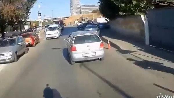 Trafik polisi ise yolda gördüğü başka bir motosikletliden yardım isteyerek, 'Bana şu arabayı yakalasana' dedi ve takibe başladı.
