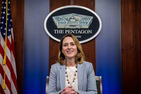 ABD Savunma Bakan Yardımcısı Kathleen Hicks, projenin amacının, savunma ve teknoloji şirketleriyle iş birliği yaparak ordunun tüm birimleri için uygun fiyatlı otonom silah sistemleri üretmek olduğunu belirtti.