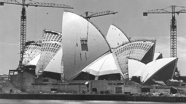 1950'lerin sonlarına doğru Sidney'de bir opera binası yapma fikri ile Sidney Opera Binası'nın projesi başlatıldı.