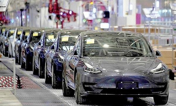 Dev şirket, yeni üretim tekniği sayesinde normal süre ve maliyetlerde daha fazla araç üretebilecek. Uzmanlara göre, Tesla marka otomobil sayısındaki artış, piyasadaki fiyatların da düşmesine sebep olacak.