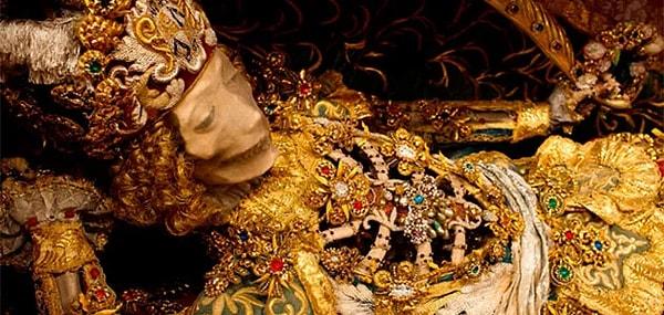 9. 1578 yılında Roma'da bulunan mücevherlerle bezenmiş iskeletlerin Hristiyan oldukları için öldürülen şehitler olduğuna inanılmış ve kiliselerde saklanmışlardı.