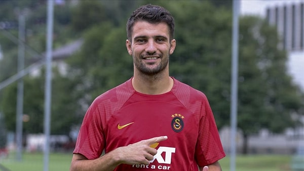 Galatasaray formasıyla geçen sezon 25 resmi maça çıkan Dubois, 1 gol ve 3 asistlik katkı sağladı.