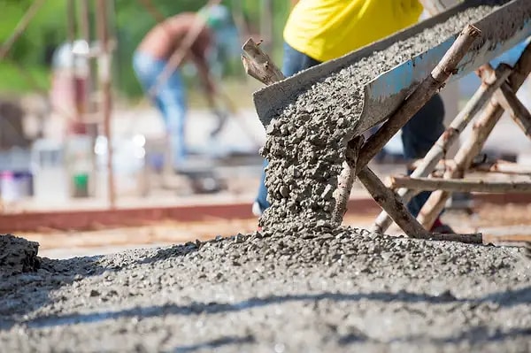 13. "Çimento ve beton aynı şey değildir. Çimento betonun ana maddesidir, ancak beton çimento, kum, agrega, su vb. karışımların bütünüdür.