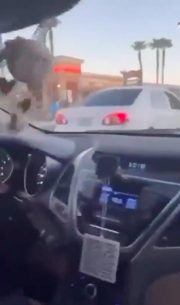Trafik magandası iki kişinin çektiği videoda, magandaların öncelikle bir arabaya bilinçli olarak çarptıkları görüldü.