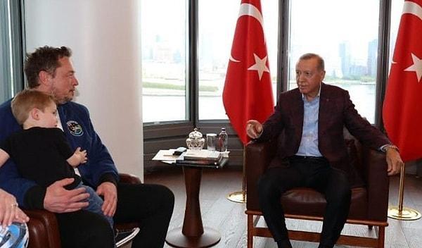 Cumhurbaşkanı Erdoğan ise Elon Musk'ın oğlu  X Æ A-12'ye futbol topu hediye ederken, “Topla arası iyi mi, pişşt, X, X” dedi.