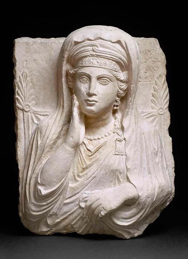 9. MS 100 yılında Palmira imparatorluğundan kalma Ummayat adlı bir kadına ait cenaze heykeli.
