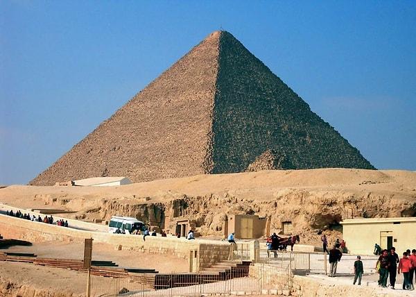 2. Herodot, firavun Khufu'nun mezarı olan Büyük Giza Piramidi'nin 100 bin kişi tarafından 20 yılda inşa edildiğini iddia etti.