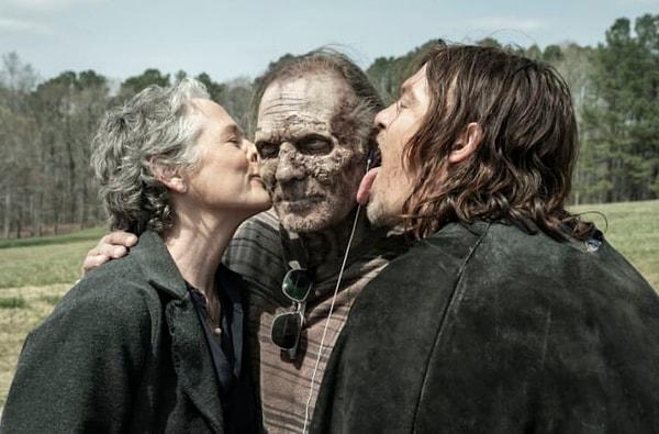 The Walking Dead'in on birinci sezonunun bir bölümü, izleyicileri derinden sarsan ve rahatsız edici bir teoriyi doğruluyor.
