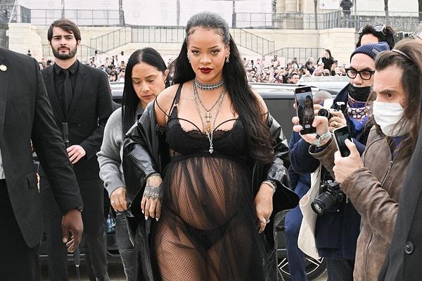 Son zamanlarda hamileliğiyle gündemimizden düşmeyen Rihanna, ha doğurdu ha doğuracak derken herkesi merak içinde bırakmıştı.
