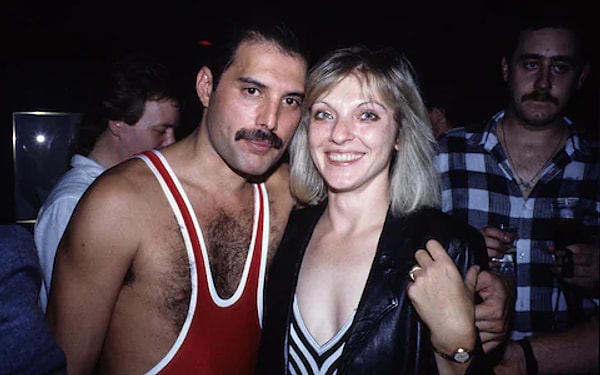 Queen grubunun solisti Freddie Mercury'nin eski nişanlısı Mary Austin, ünlü sanatçıdan kendisine miras kalan eşyalarını açık artırma ile satışa çıkardı.