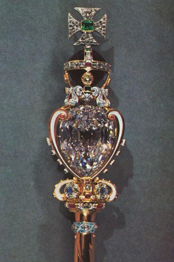 8. Dünyanın en büyük düzgün kesimli elmaslarından ikisi Taç Mücevherlerinin bir parçasıdır.