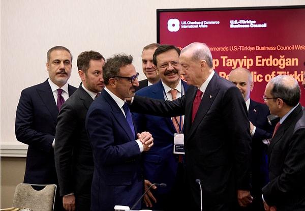 Ulukaya'nın düzenlediği toplantıda Cumhurbaşkanı Erdoğan, soruları tek tek not alırken, toplantının sonunda Ulukaya, Erdoğan'a Mevlana'dan bir söz yazılı gümüş bir tabak hediye etti.