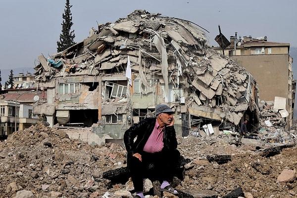 Uluslararası yardım çağrılarının yapıldığı depremlerin ardından aileler ya korktukları için ya evleri hasarlı olduğu için ya da tedavi görmek için memleketlerini terk etmek zorunda kaldı.