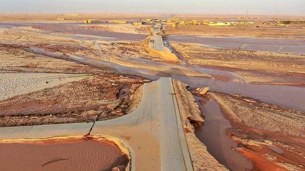 Dünyanın en kurak bölgelerinden biri olan Sahra Çölü'nü de sınırların içinde bulunduran Libya'nın bazı kurak noktalarında sular hala çekilmedi.