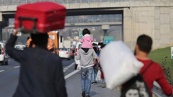 Göç İdaresi Başkanlığı’nın açıklamasında, İstanbul Valiliği tarafından 28 Temmuz 2023’te yapılan duyuruda, il dışında kayıtlı olmalarına rağmen halihazırda İstanbul’da bulunan geçici koruma kapsamındaki Suriye uyruklu yabancıların 24 Eylül 2023’e kadar kayıtlı oldukları illere dönmeleri gerektiği belirtildiği hatırlatıldı.