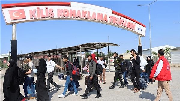 Açıklamada, 6 Şubat’taki depremlerden etkilenen illerden gelen ve kendilerine daha önce yol izin belgesi verilen geçici koruma kapsamındaki Suriye uyruklu yabancıların ise ikinci bir duyuruya kadar İstanbul’da kalışlarına izin verileceği duyuruldu.