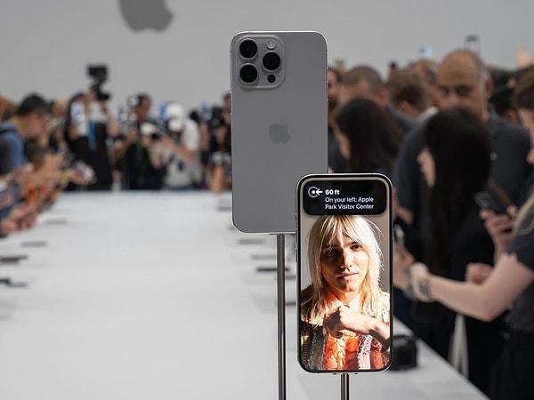 Apple’ın iPhone ürün pazarlaması kıdemli direktörü Maxime Veron da iPhone 15 Pro Max'in 5x lensinin f/2.8 diyafram açıklığıyla mükemmel ışık yönetimi sunduğunu belirtiyor.