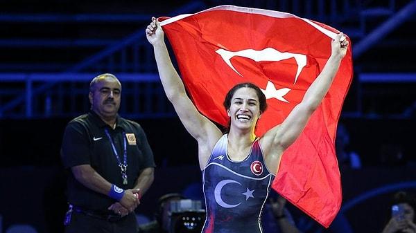 Buse Tosun Çavuşoğlu ayrıca Yasemin Adar Yiğit'ten sonra dünya şampiyonluğuna ulaşan ilk Türk kadın güreşçi oldu.