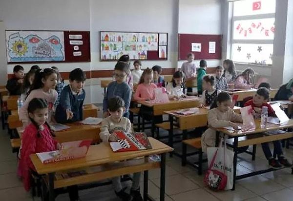 Prof. Dr. Özlü, hastalık belirtisi gösteren çocukların kesinlikle okula gönderilmemesi gerektiğini söyledi.