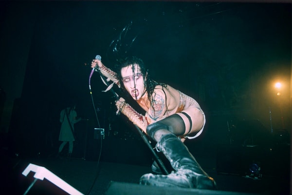ABD'li ünlü rock müzisyeni Marilyn Manson, 2019'da New Hampshire'de gerçekleştirdiği bir konserde kameraman Susan Fountain'in üzerine tükürdüğü için mahkeme karşısına çıktı.