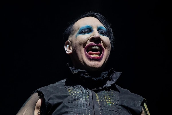 Ayrıca Manson'ın bu eylemden sonra Fountain'i işaret ederek güldüğü de belirtildi.