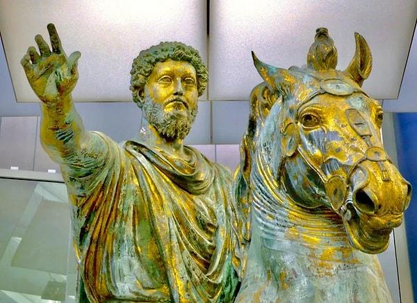 6. M.S 175 yılından kalma Roma imparatoru Marcus Aurelius'a ait atlı bronz heykeli.