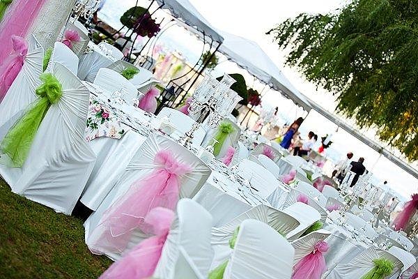 Son yıllarda böyle bir görüntü istemeyen çiftler, takıların kendilerine takılmasını istemeyip sandığa konulmasını tercih ediyor.