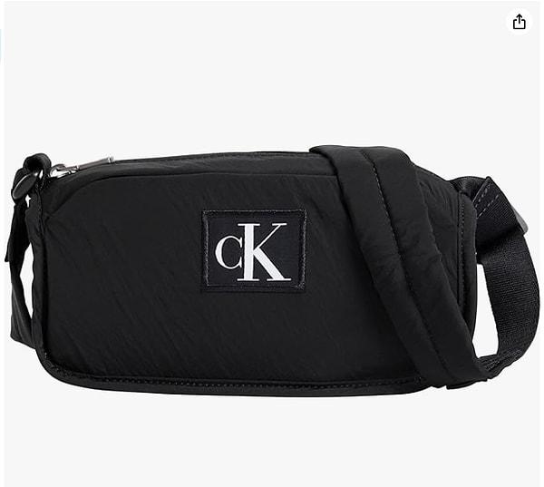 6. Calvin Klein' e ait bu siyah spor çanta da uygun fiyatıyla, alınabilecek hediyeler listemizde yerini aldı.