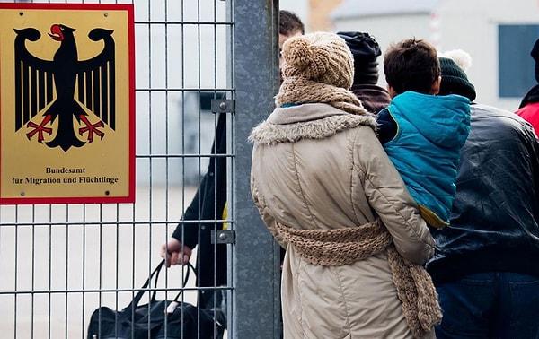 Kaçak göçmenlere bu kadar ödenirken, ülkedeki işsiz bir Alman ya da 50 yılını Almanya'ya vermiş bir Türk de, hemen hemen aynı yardımları alıyor.  Yani kaçak gelenler, çok daha avantajlı durumda. Almanya'da yerleşik işsizlere kişi başı ayda 502 Euro ödeniyor. Eşine 451 Euro ve çocuk başına da 402 Euro veriliyor.