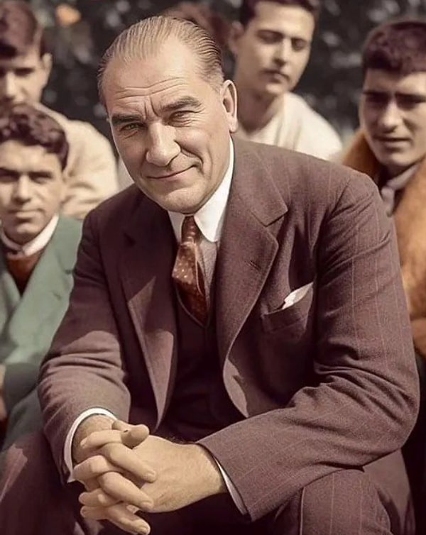 Atatürk'e olan aşırı benzerliği ile dikkat çeken ve bu sayede de hayatı değişen oyuncu, TikTok'ta canlı yayın açtı.